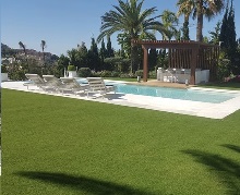 Piscina en jardín de villa en Marbella