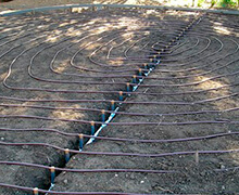 Tubos en zanja y gomas de riego