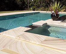 Lujosa piscina en jardín